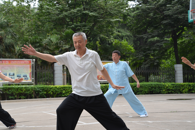 聘請陳式太極拳知名教練教學(xué)，開展太極拳興趣小組活動。