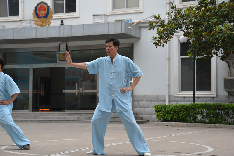 聘請陳式太極拳知名教練教學(xué)，開展太極拳興趣小組活動。