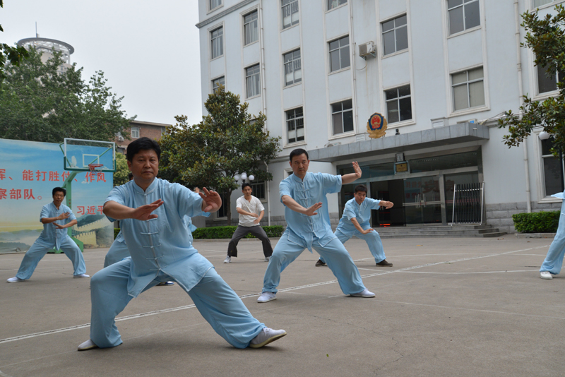 聘請陳式太極拳知名教練教學(xué)，開展太極拳興趣小組活動。