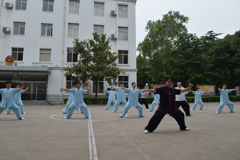 聘請陳式太極拳知名教練教學(xué)，開展太極拳興趣小組活動。