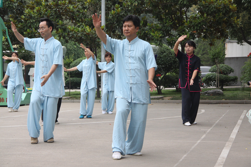 聘請陳式太極拳知名教練教學(xué)，開展太極拳興趣小組活動。